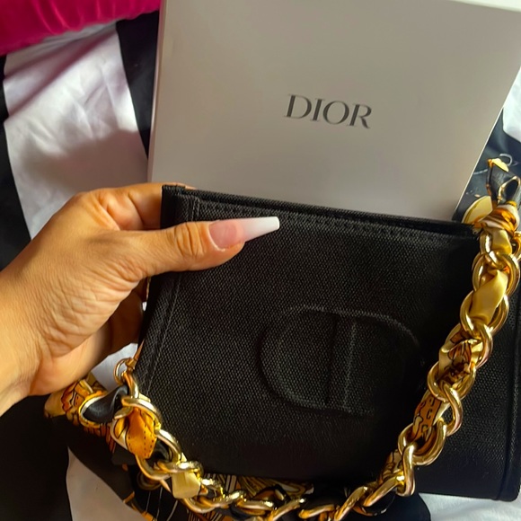 Dior hand bag/ cross body bag . Comes with a shoulder strap and packaged nicely. - Picture 4 of 4